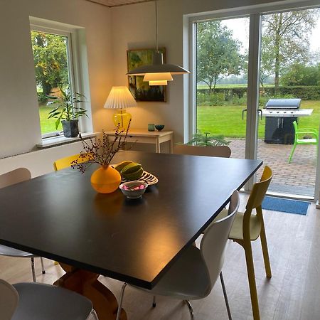 Skont Hus Pa Landet Taet Pa Billund Villa Give Exterior foto