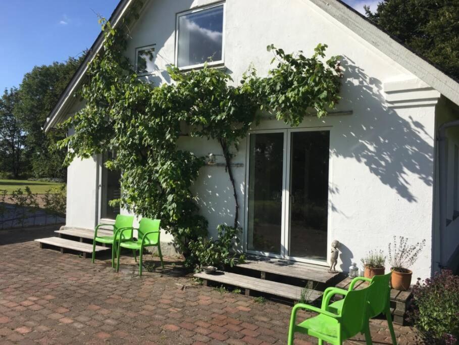 Skont Hus Pa Landet Taet Pa Billund Villa Give Exterior foto
