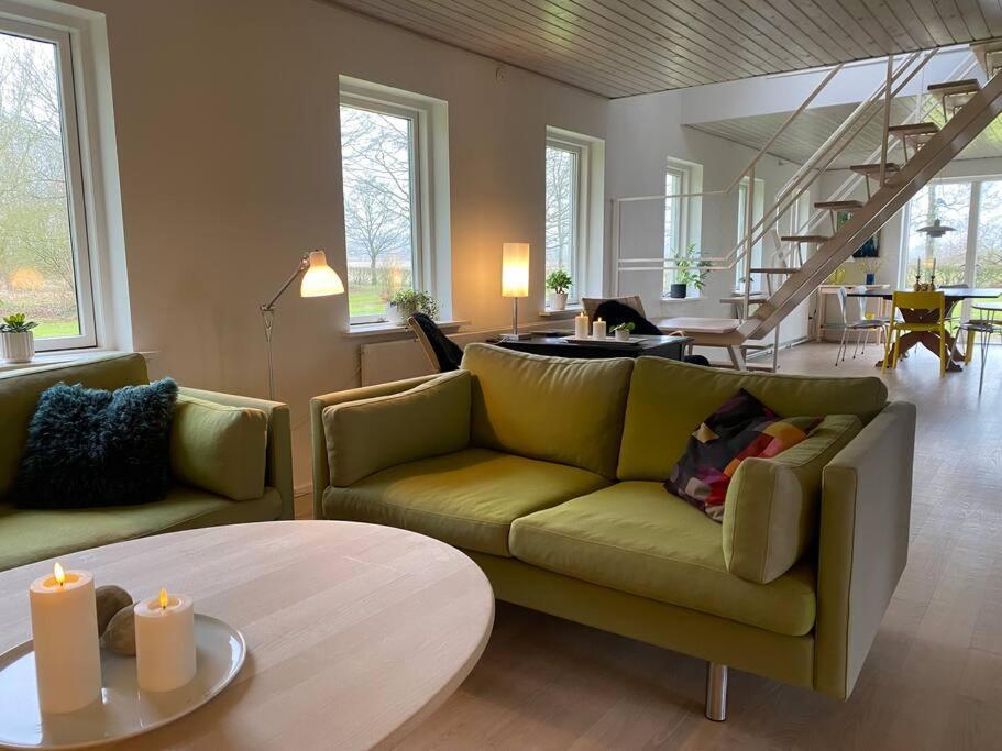 Skont Hus Pa Landet Taet Pa Billund Villa Give Exterior foto